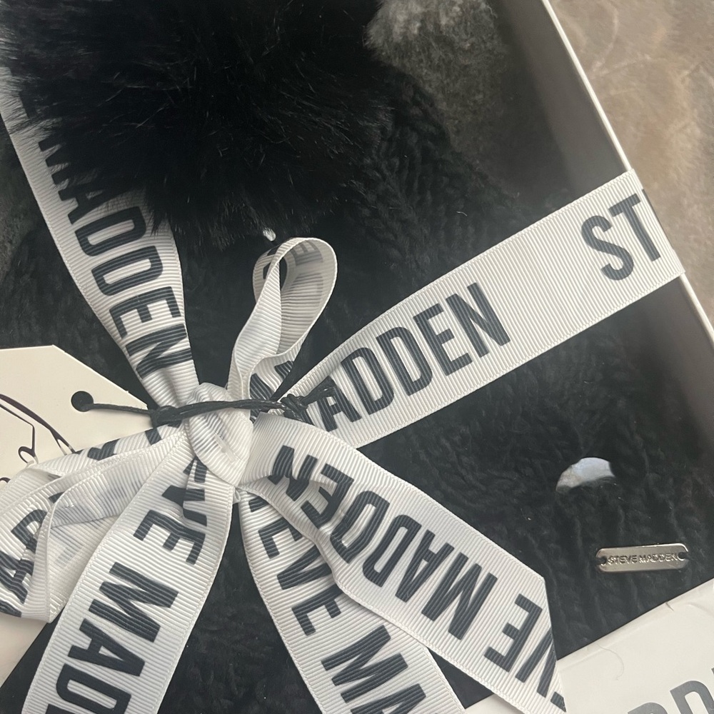 Steve Madden Scarf Beanie Gift Set OS - Picture 3 of 7